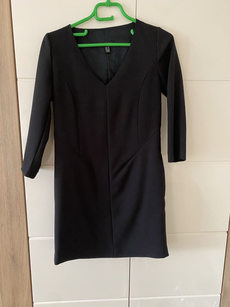 Elegancka mala czarna na podszewce