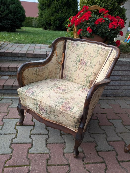 Zestaw mebli w stylu biedermeier – sofa, fotele, taborety, stolik