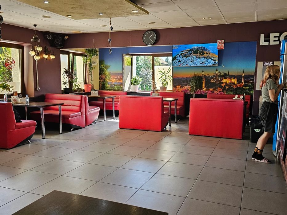 Zestaw stół i sofa do restauracji