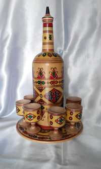 Украинский сувенир: Бутылка со стаканами на подносе.