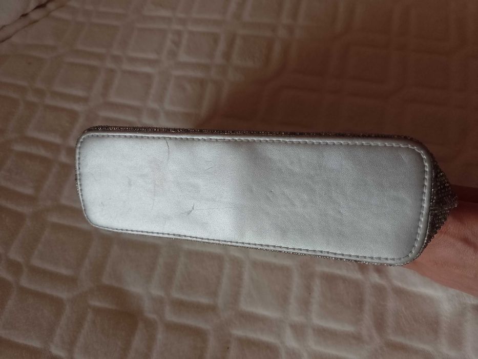 Bogato zdobiona torebka wieczorowa z Londynu, kuferek