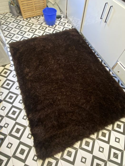 Carpete castanho escuro grande