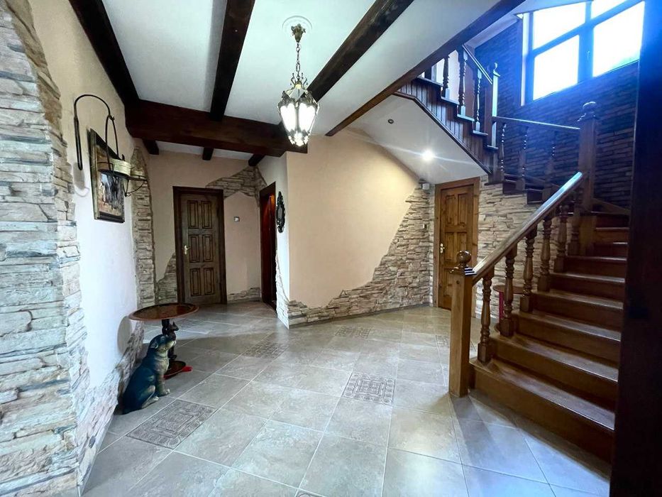 Продаж 2поверхового будинку з гаражем і ділянкою 11соток.