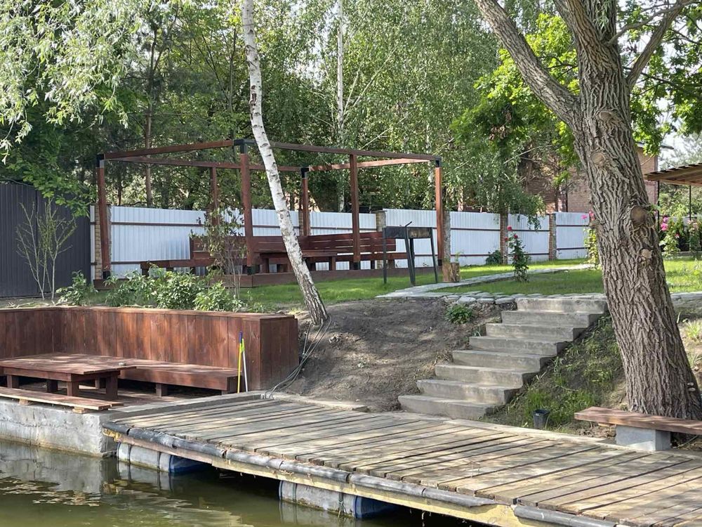 109 Будиночок з каміном на березі озера