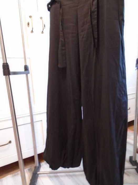 Calças pretas modelo balão