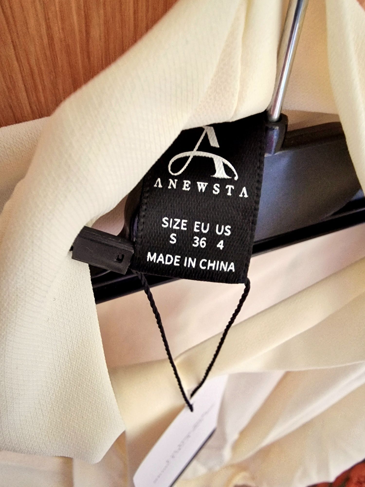Blusa com Transparência Curta Damasco Creme Amarelo Claro com Fitas