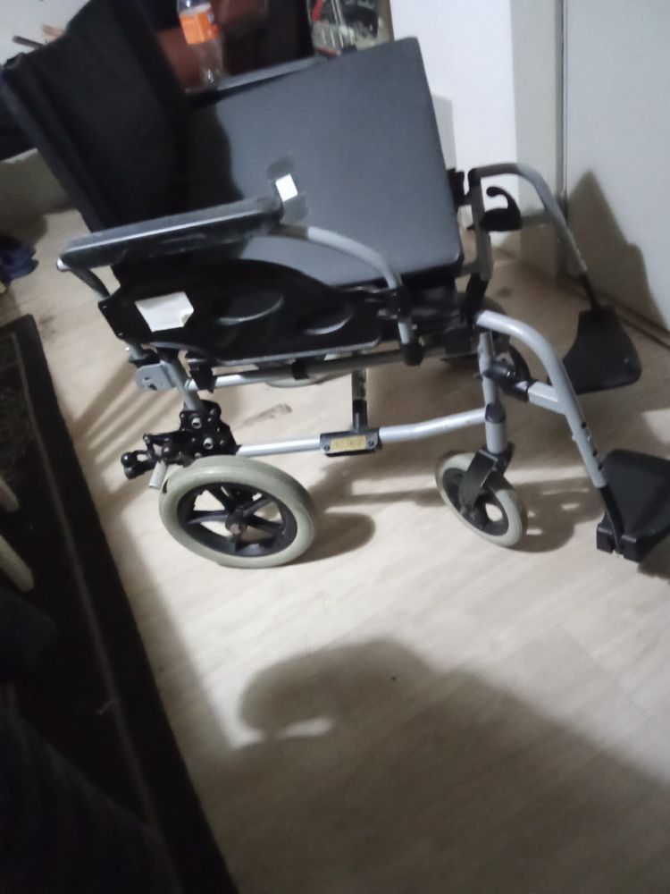 Cadeira de rodas de posicionamento como nova