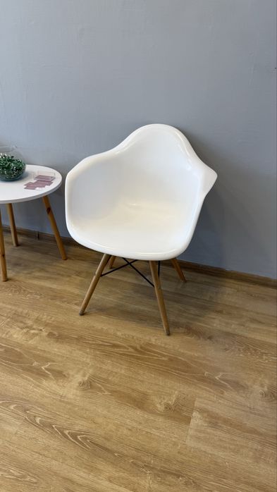 Продам стільці білі