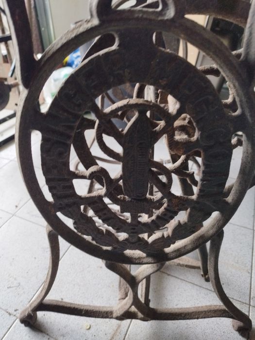 Mesa de costura Singer antiga 75€ para desocupar