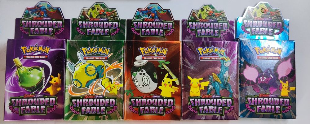 Pack Pokémon (2 Livros Pokémon Go, 5 Boosters, 15 miniaturas, Sleeves)