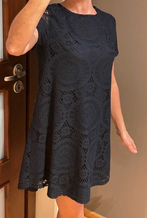 Elegancka koronkowa sukienka mini z krótkim rękawem Granatowa 36-38