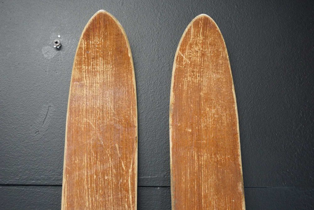 Zabytkowe drewniane narty z kijkami bambusowymi stare