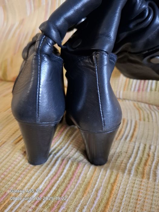 Botas de senhora em pele preta