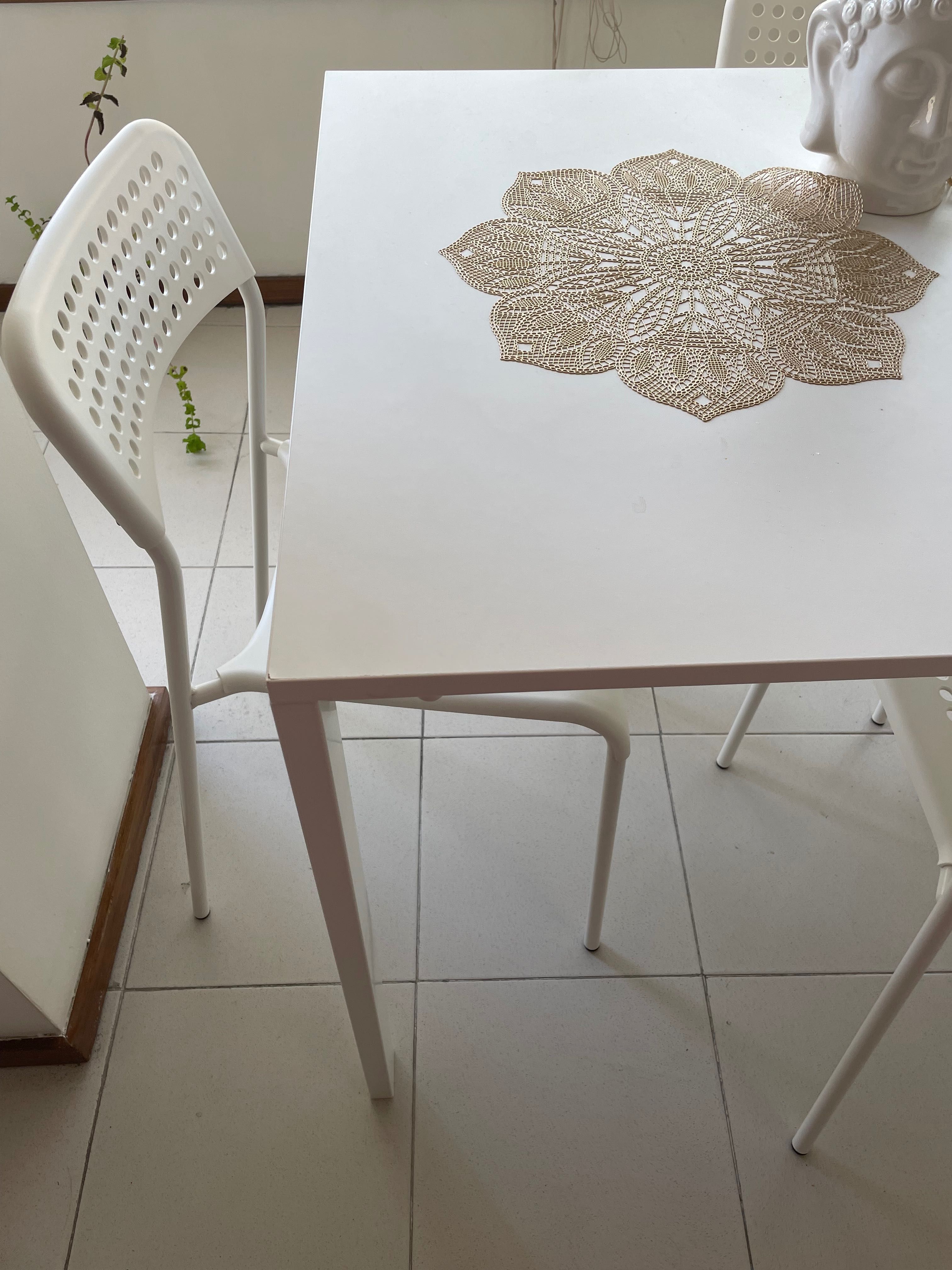 MESA com 4 cadeiras