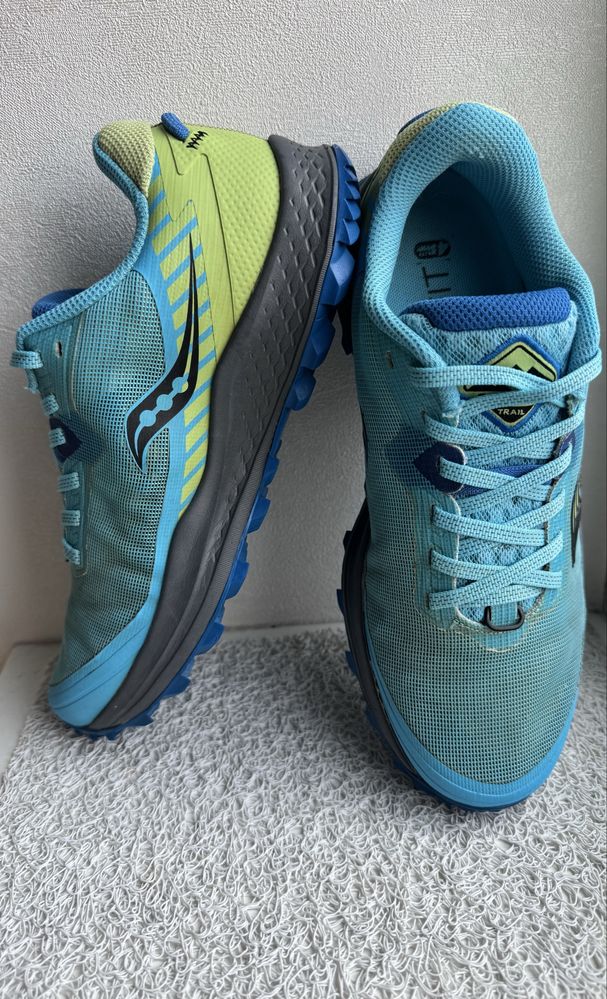 Продам жіночі кросівки Saucony