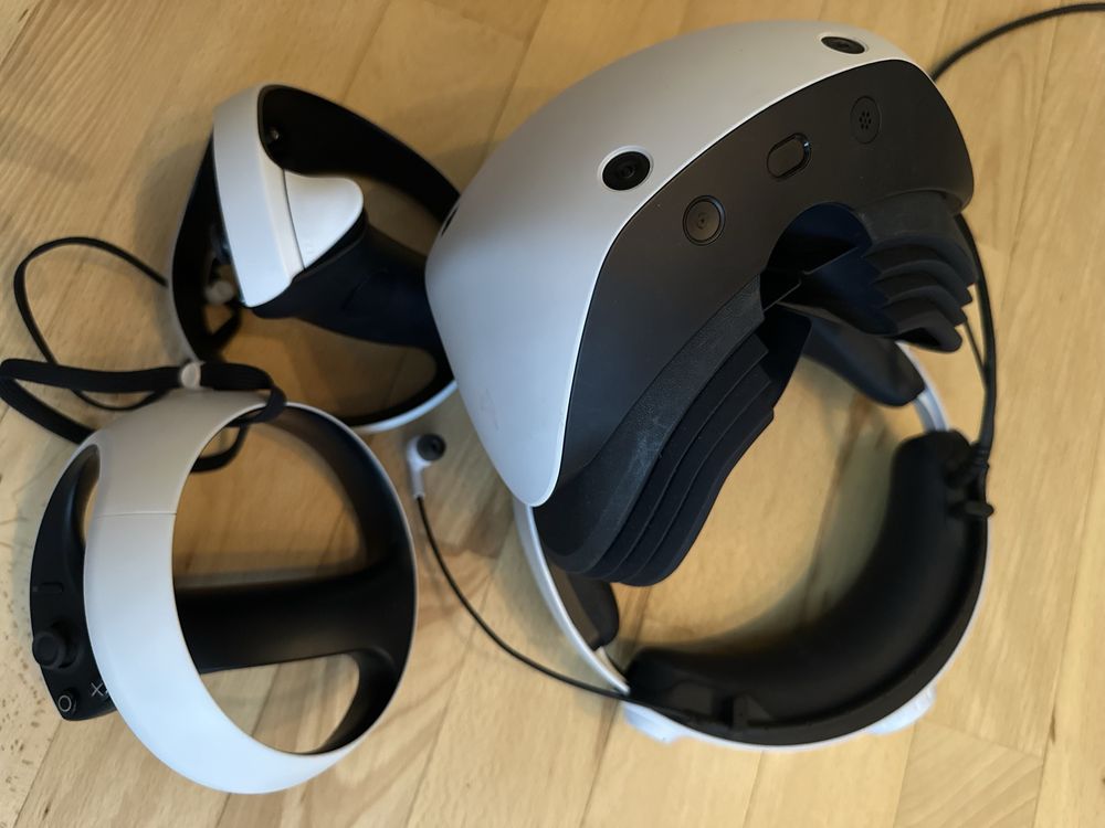 Продаю VR-гарнітуру PlayStation VR2 + контролери Sense