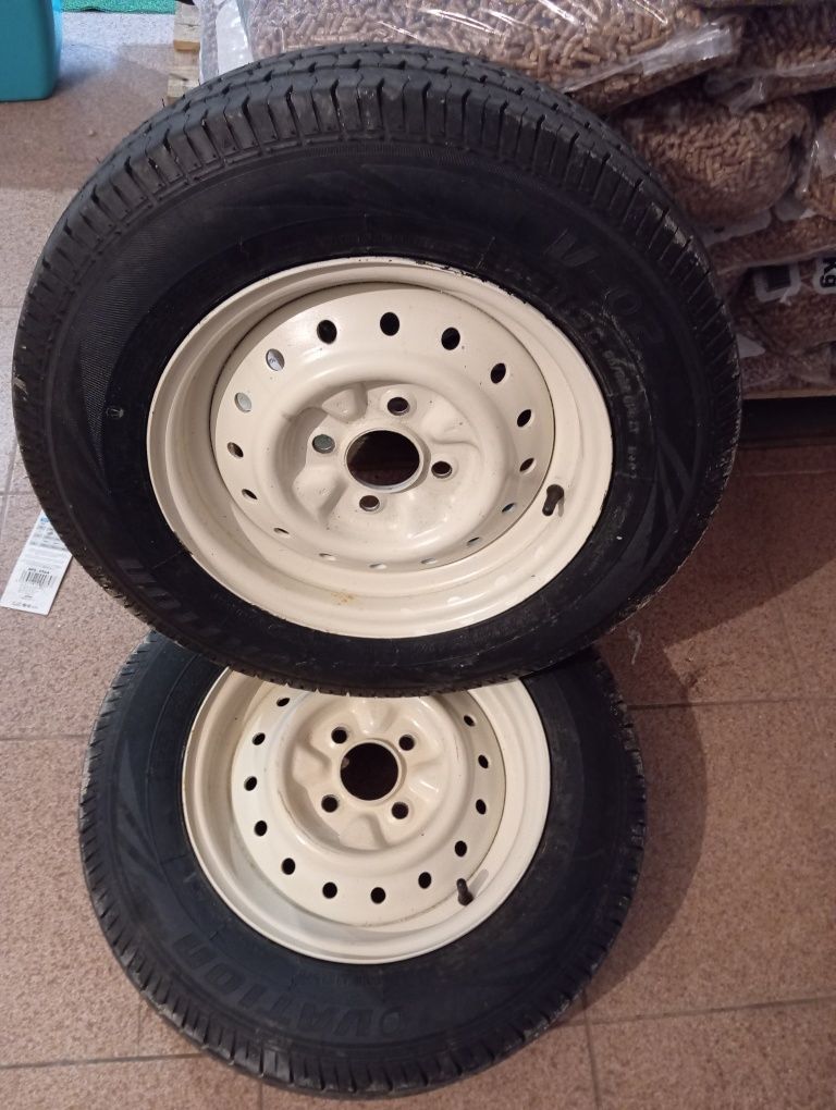 Vendo pneus comerciais com jantes . Um par