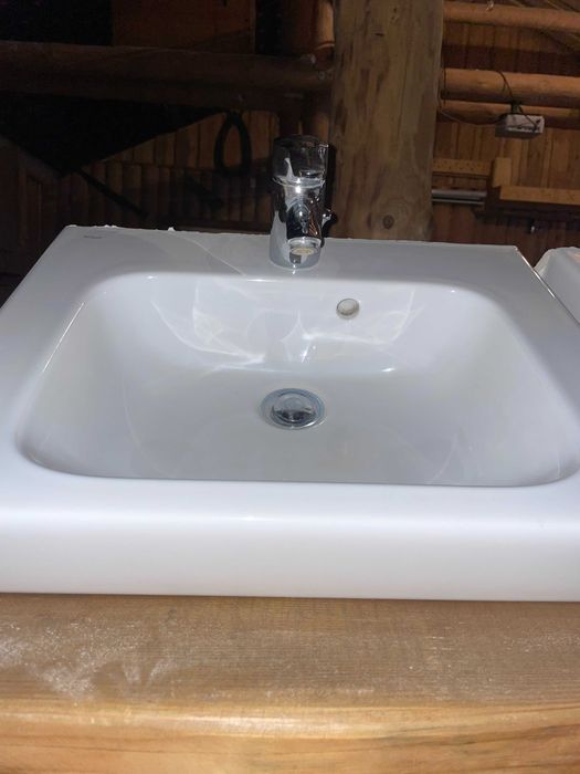 Białe prostokątne umywalki z baterią – stan bardzo dobry!