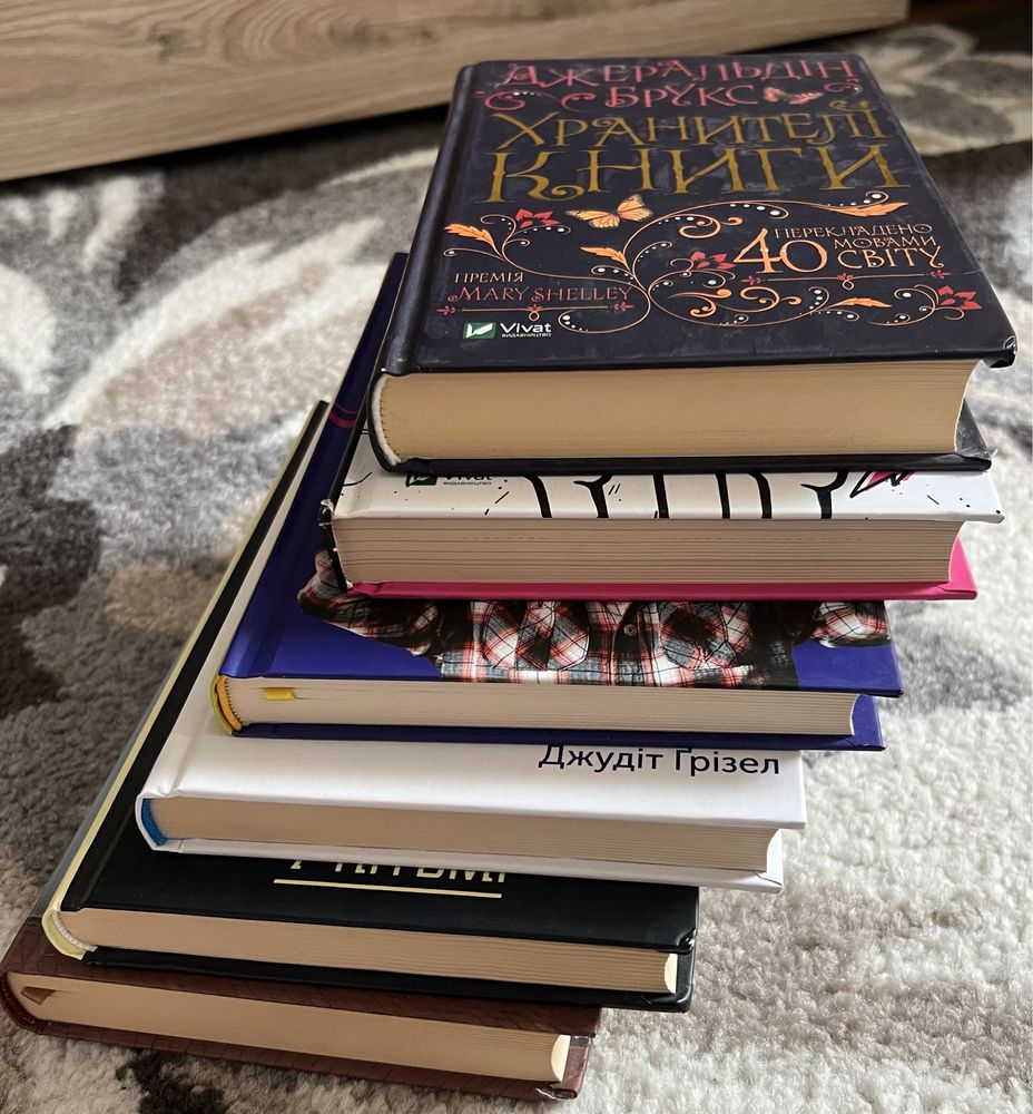 Книги в асортименті