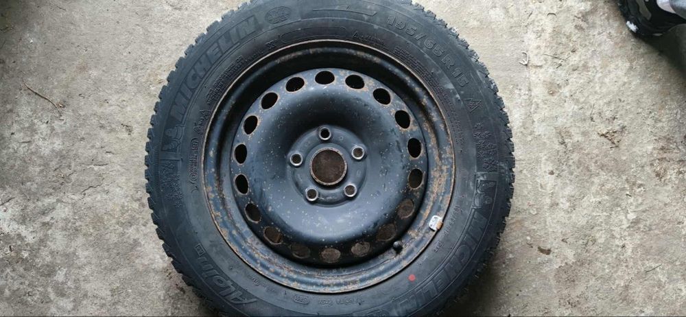 Felgi stalowe R15 z oponami Michelin – Golf V