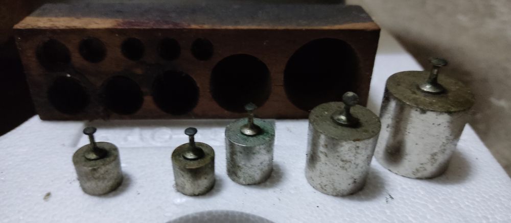 Balança antiga + vários pesos