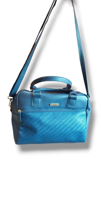 Granatowa torebka z rozsuwaną kieszenią