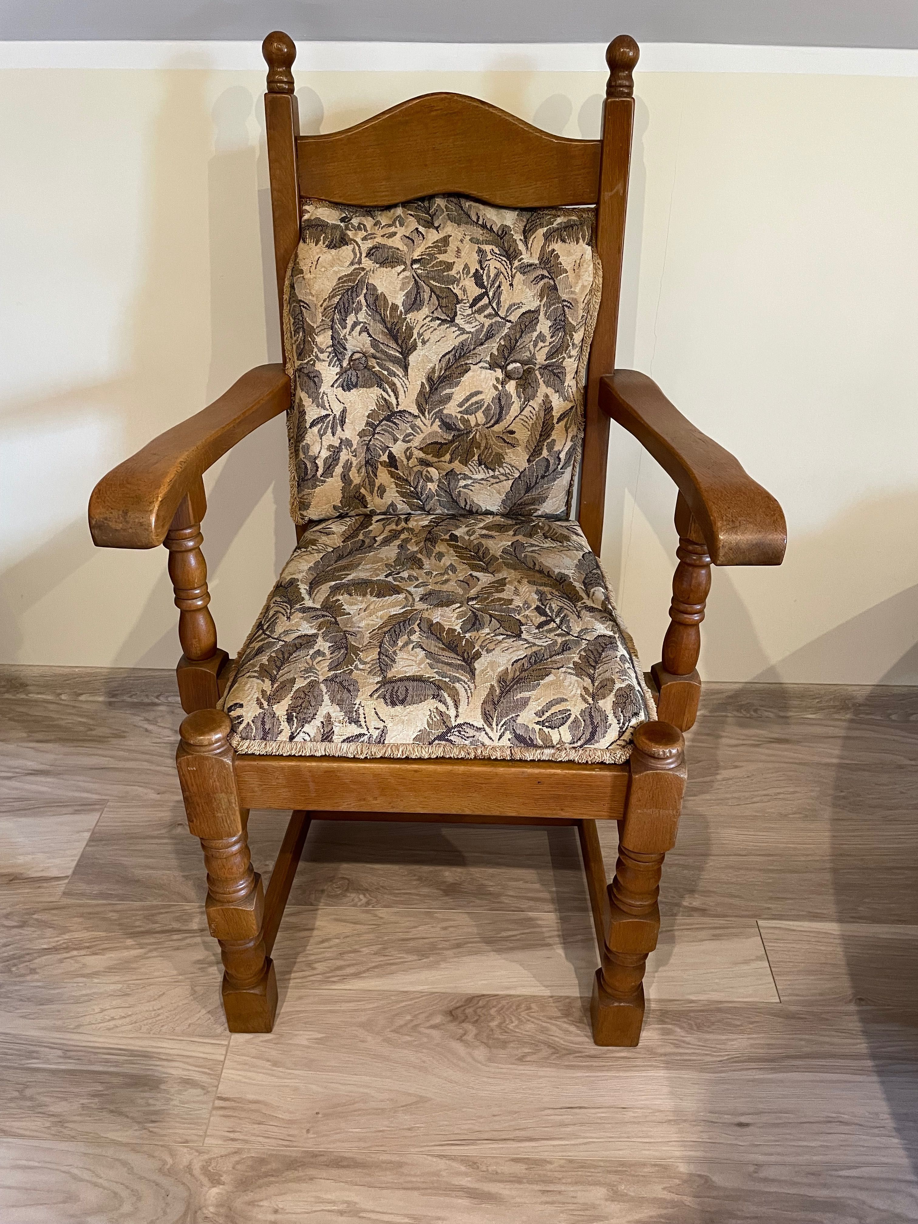 Eleganckie krzesło drewniane