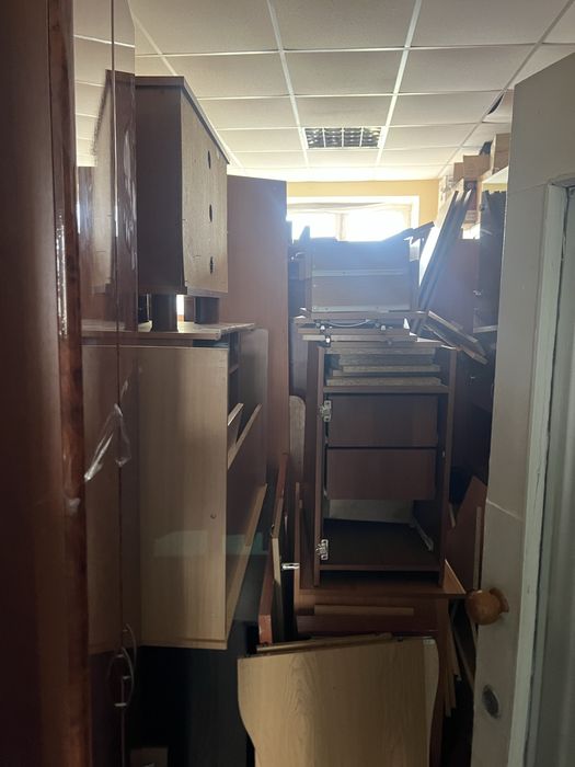 Продам офісні меблі на будь який смак (шафи, столи)