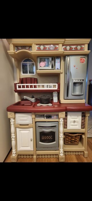 Kuchnia dziecięca STEP2 z akcesoriami widocznymi na zdjęciach.