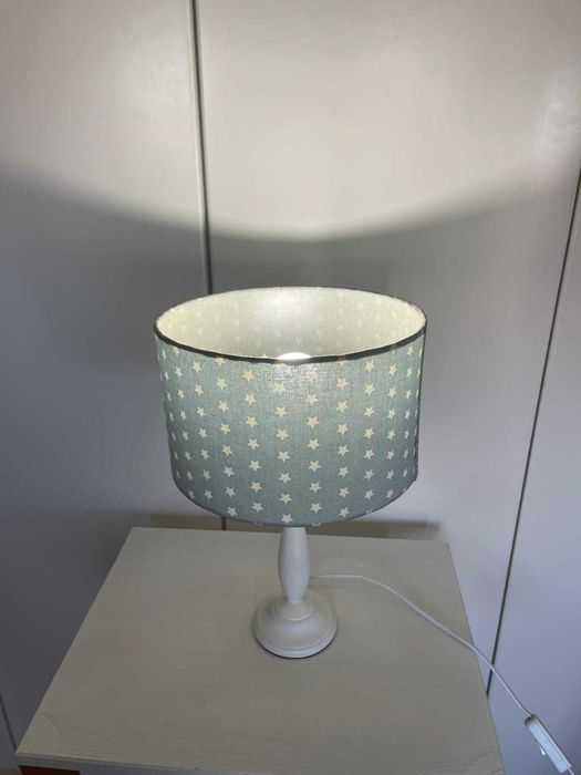 Candeeiro com Abajour Azul e Estrelas Brancas para Quarto de Criança