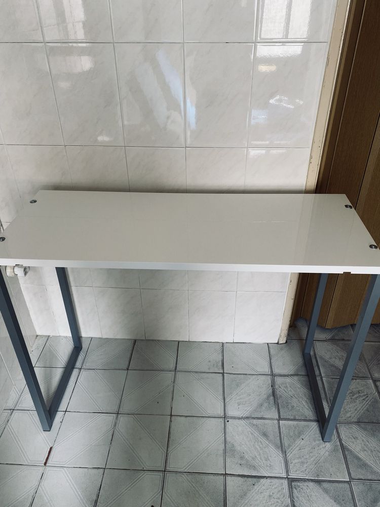 Mesa/secretária branca e cinzenta
