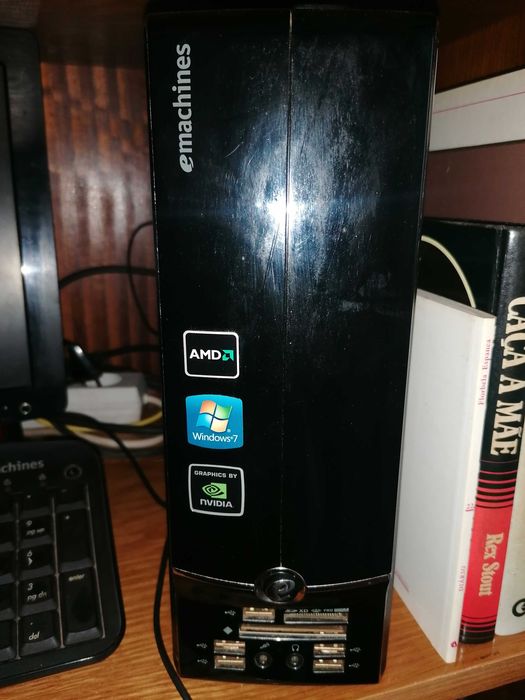 Computador de secretária fixo