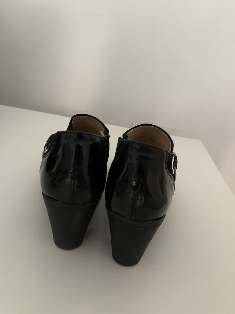 Sapatos pretos com um pequeno salto