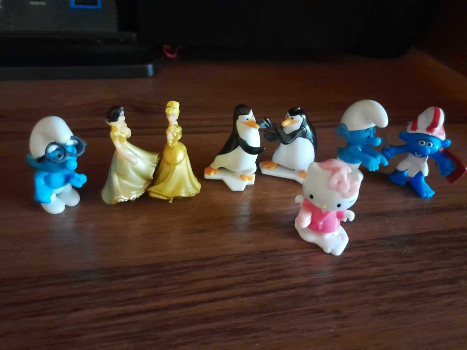 kinder suprise księżniczki pingwiny z madagaskaru smerfy hello kitty