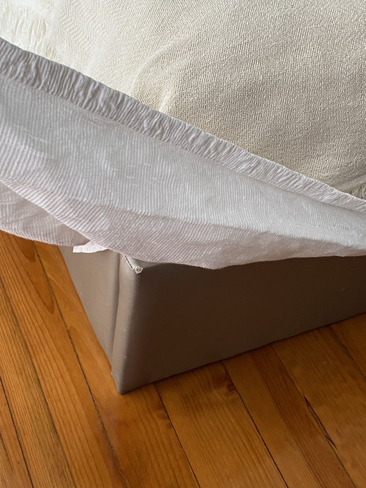 Cama de casal prateada