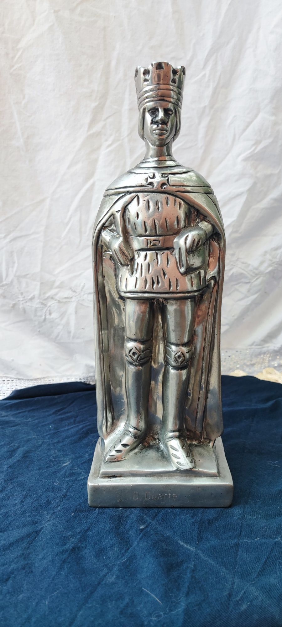 Estátua em estanho maciço