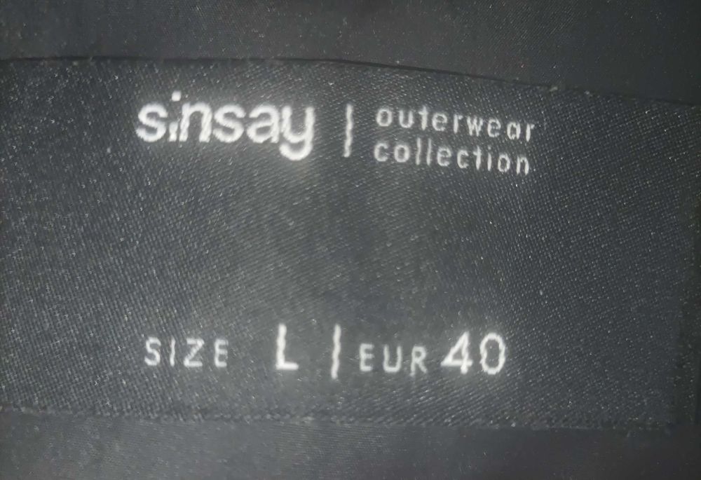 Czarny pikowany płaszcz damski Sinsay z czerwoną podszewką.L