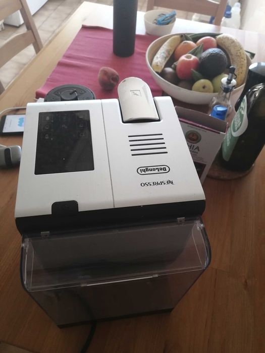 Máquina de café De'Longhi com pacotinhos de açúcar de brinde.