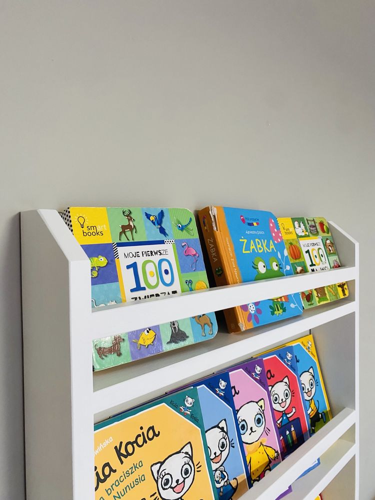 Biblioteczka drewniana do pokoiku dziecięcego