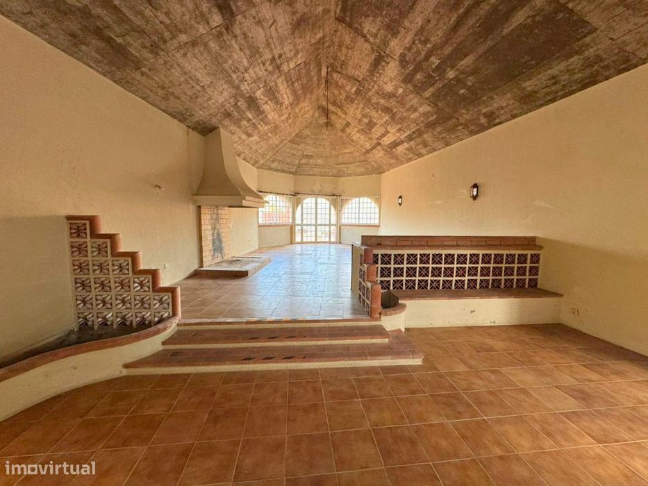 Armazém para venda na Azoia de Baixo