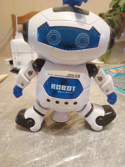 Robot  tańczy śpiewa