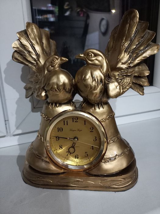 Zegar kominkowy z głębiami.