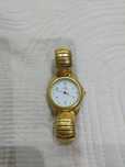 Relógio dourado com bracelete extensível