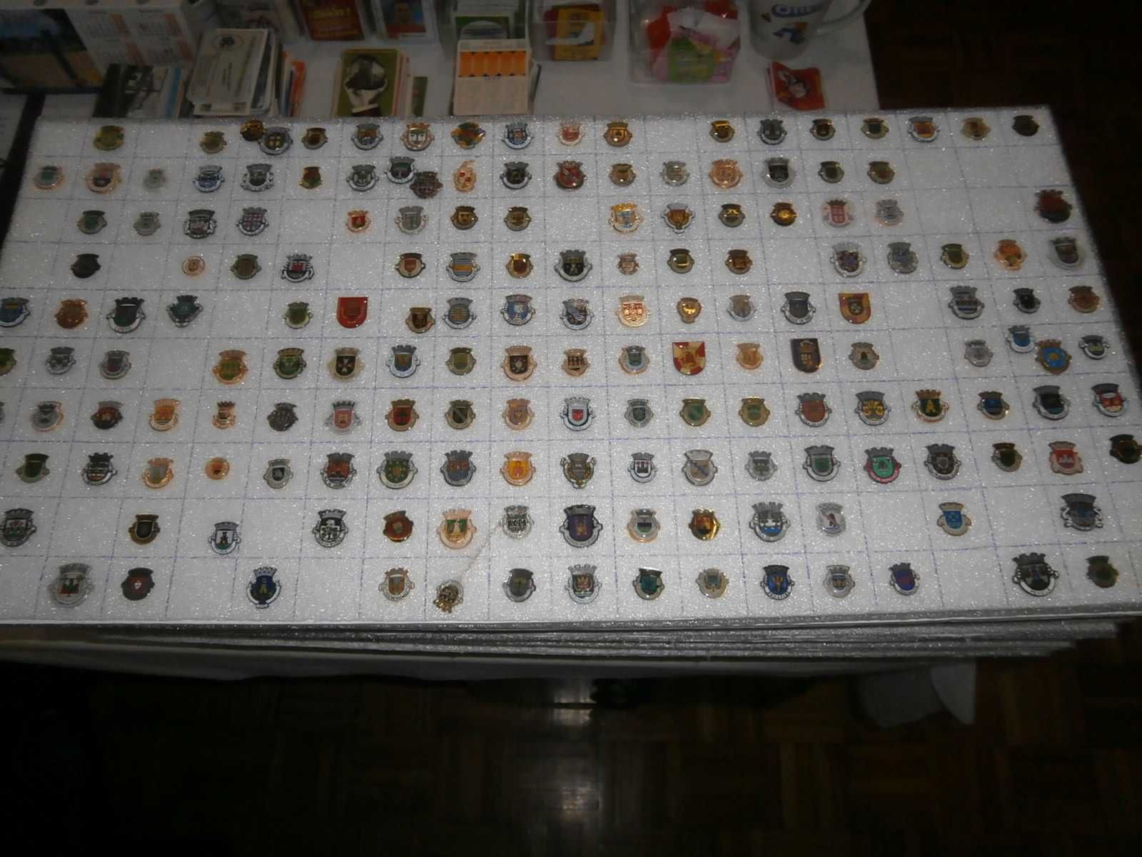 Fabulosa colecção de pins do tema heráldica portuguesa