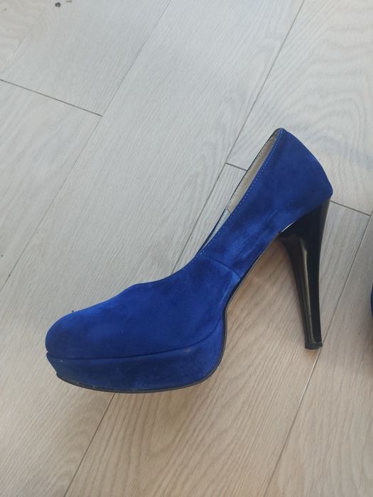 Skorzane kobaltowy buty na wysokim obcasie z lekka platforma/koturna