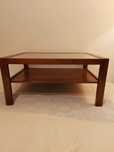 Mesa de madeira con tampo de vidro