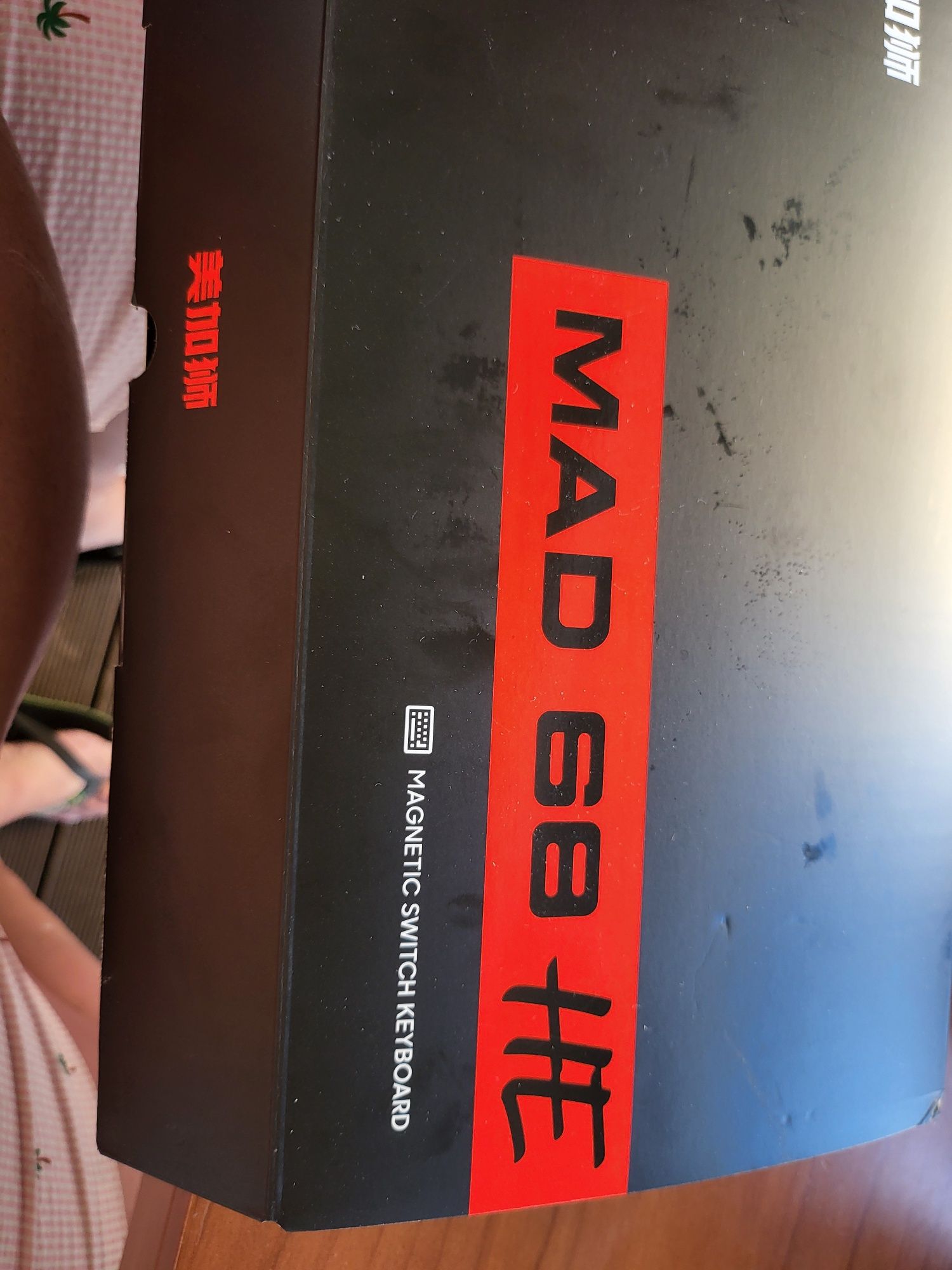 Teclado gamyng com luzes de varias cores nas teclas