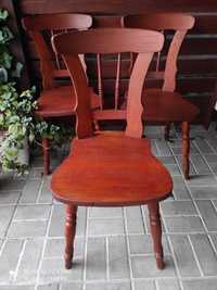 Trzy drewniane krzesła