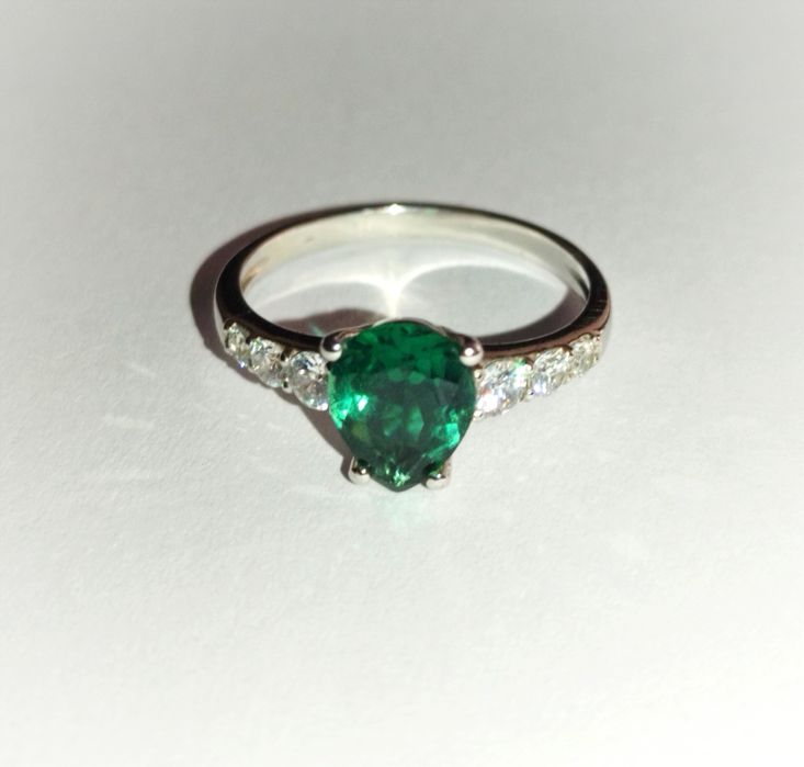 Срібна каблучка з зеленим кварцом та фіанітами, р. 17,5 "Золотий Вік"