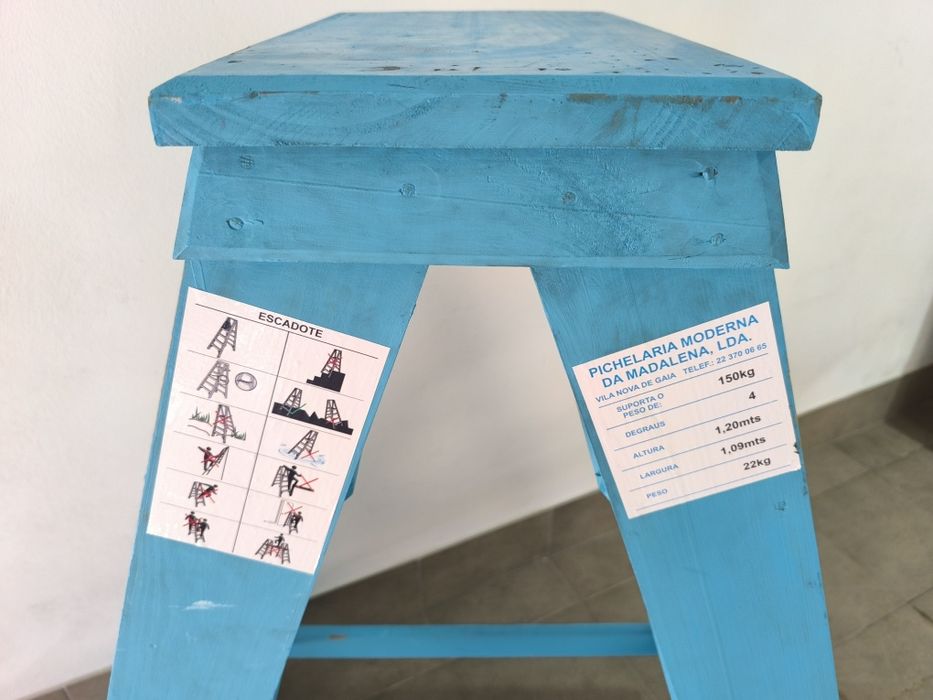 Escadote de Madeira Maciça – Robusto / Uso doméstico 4 Degraus